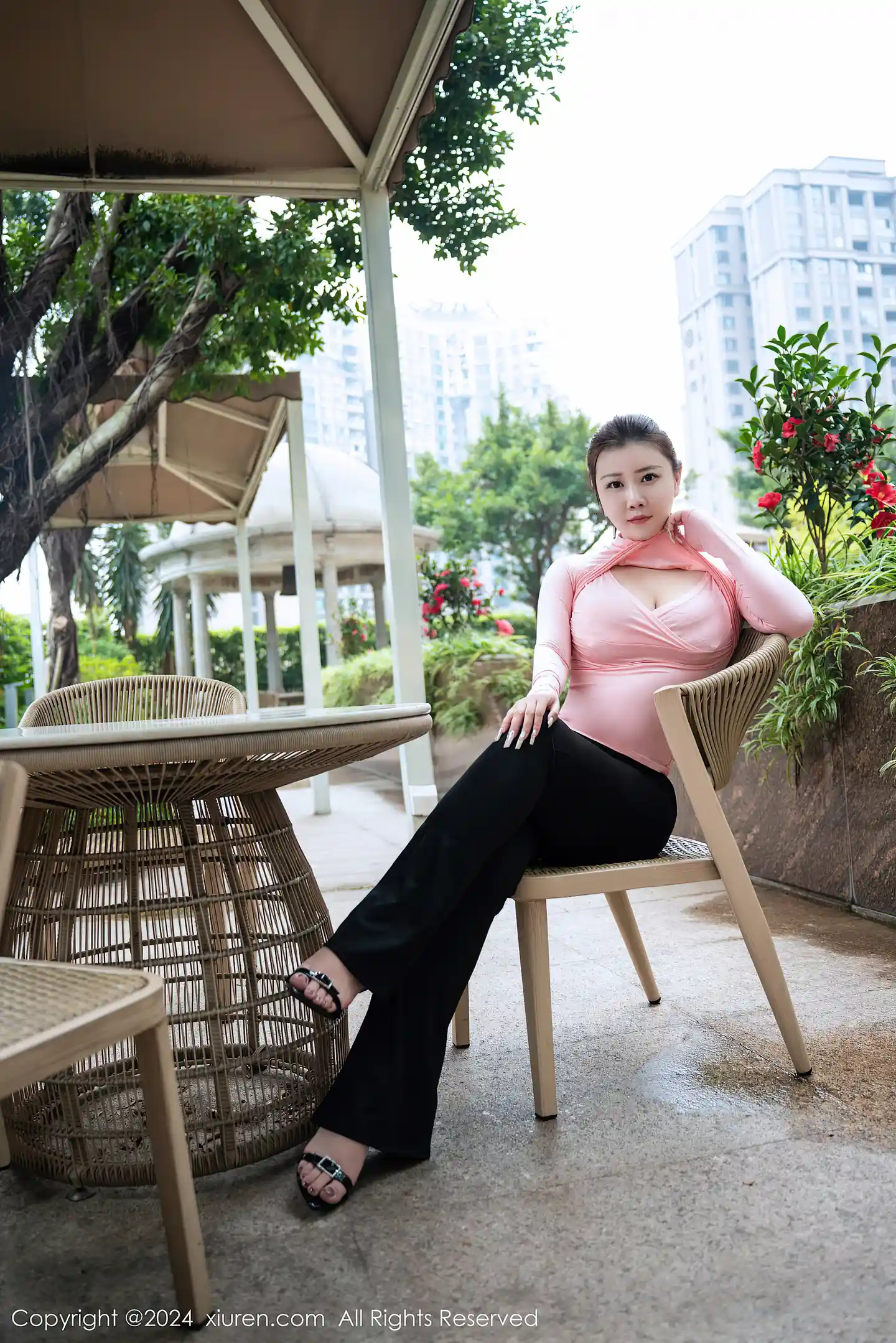 图片[5]-[XiuRen秀人网]VOL.7943 模特王婉悠Queen性感粉色上衣配黑长裤秀丰腴惹火身材诱惑写真94P-秀人网官方网站